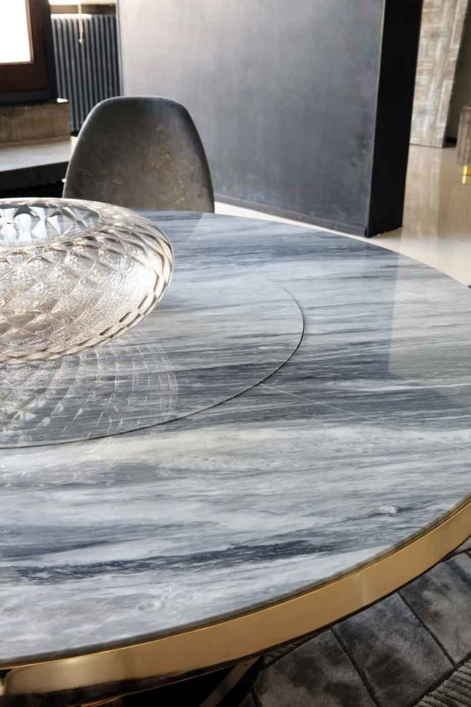 Luxurious Charisma Round Dining Table
