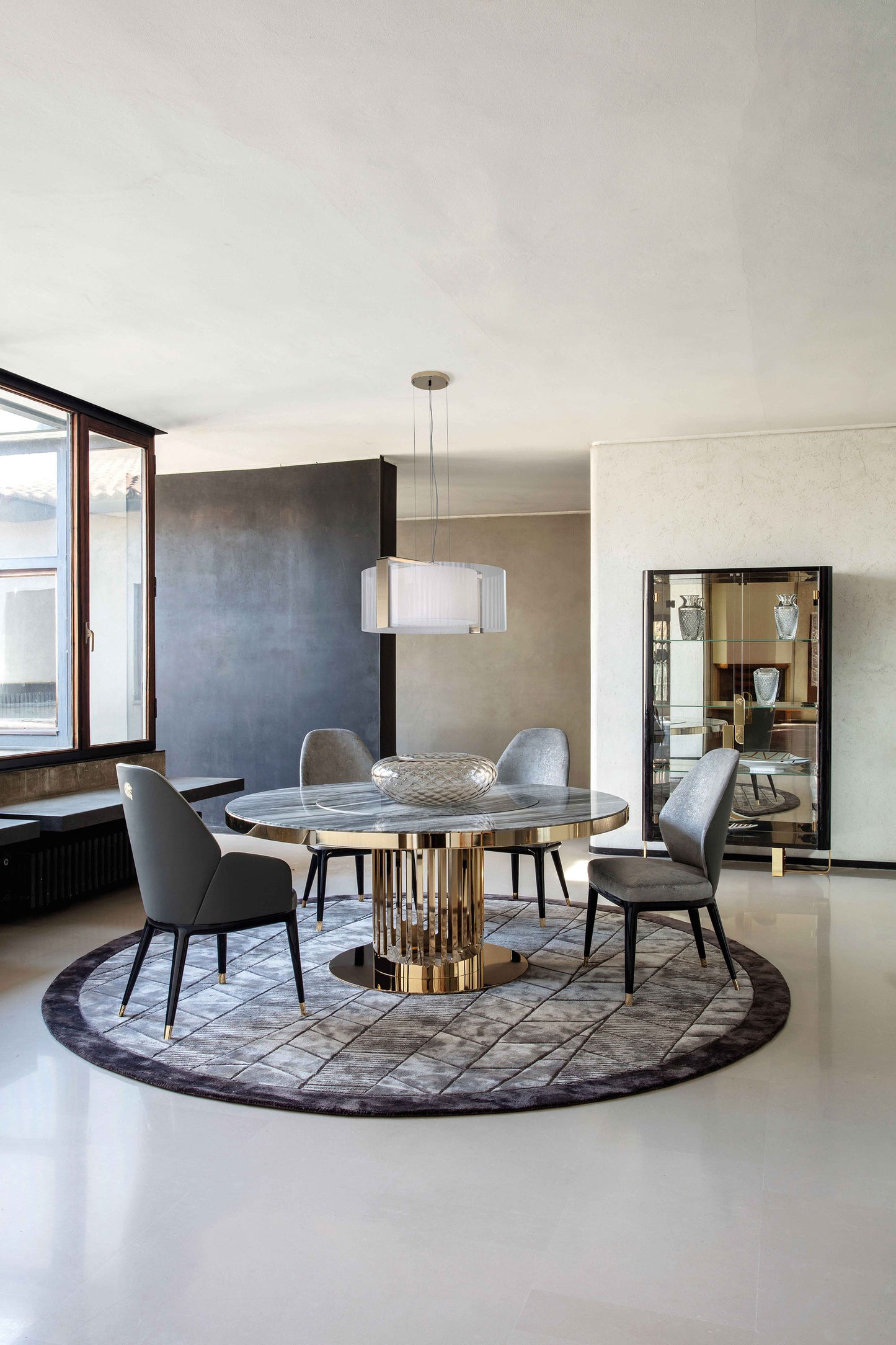 Luxurious Charisma Round Dining Table